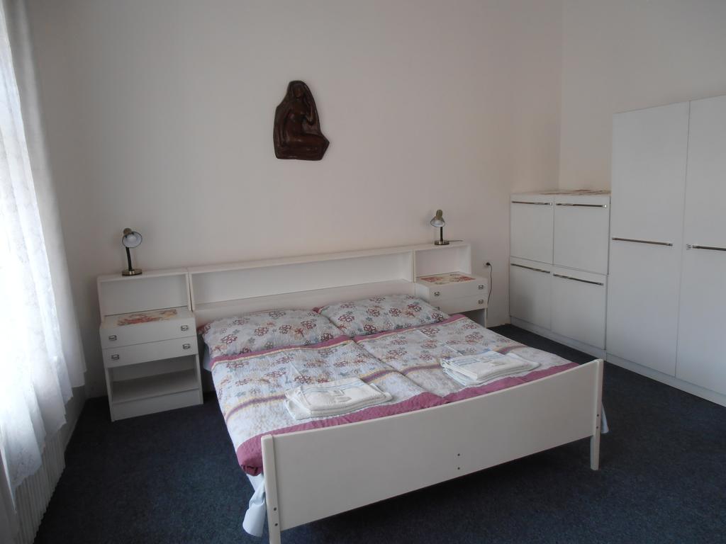 Penzion U Ceske Koruny Jicin Room photo